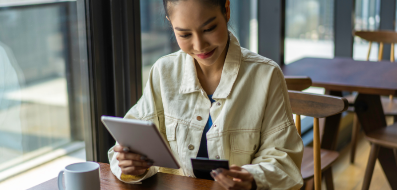 woman using credit crd for online purchase