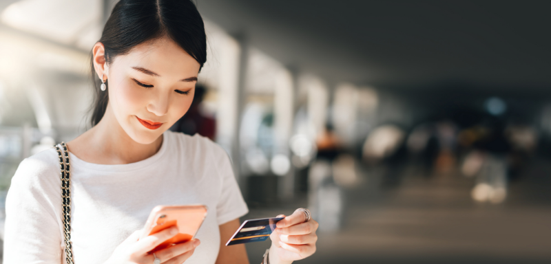 woman using redit card for online purchase