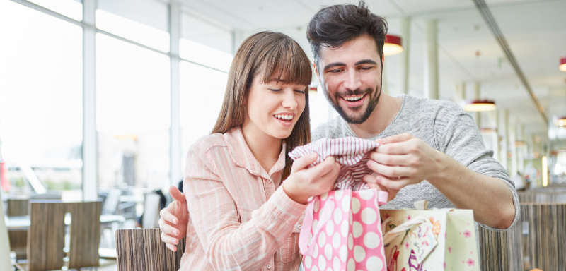 couple buy gift purchase with credit card